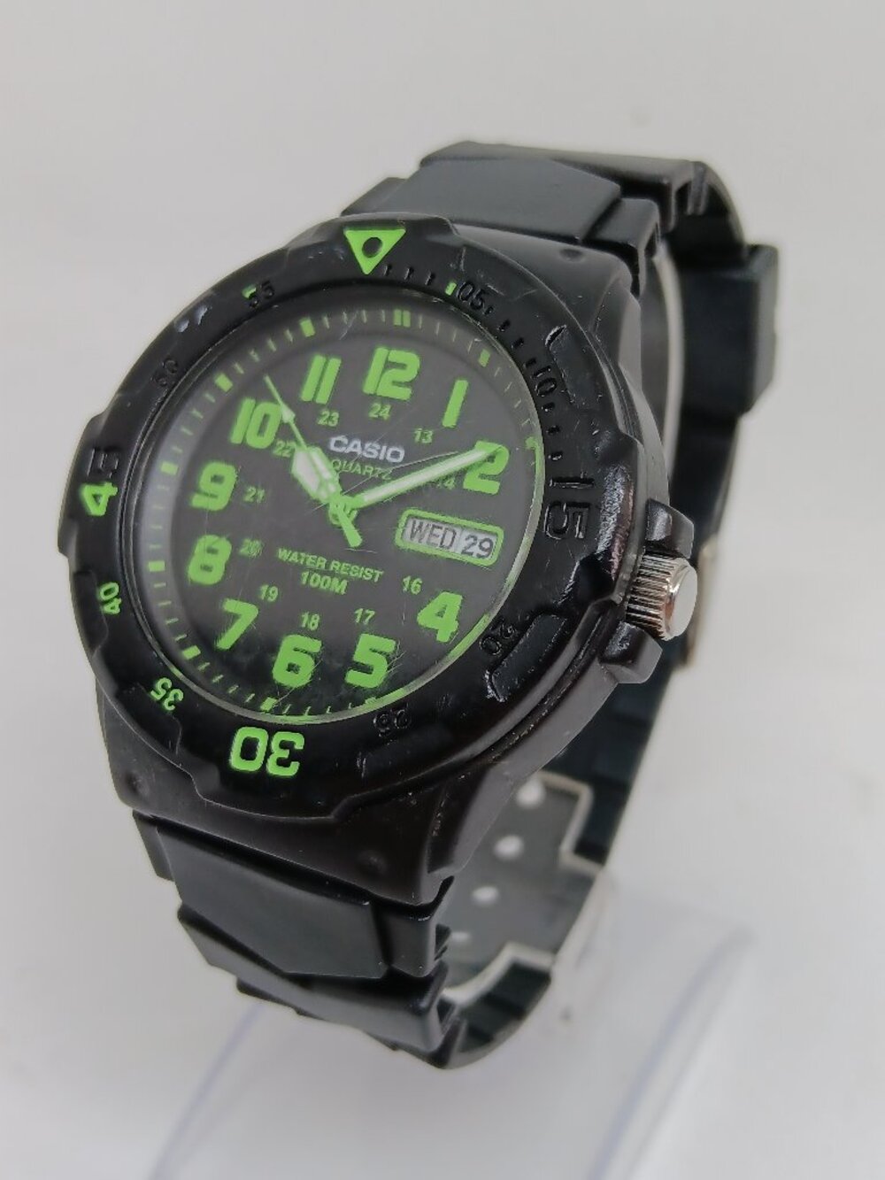 Casio MRW-200H Men's 43mm Black / Green Quartz Resin Day/Date Watch NEW BATT